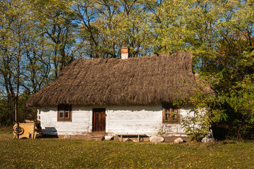 Stary dom na polskiej wsi