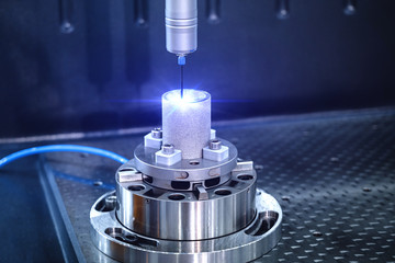 Obraz premium CNC machines inspect the quality of metal parts by CMM after finishing the industrial turning process.