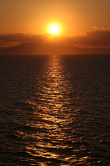 Obraz premium Beautiful orange Caribbean sunset off the coast of Jamaica.