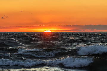 Fototapeta premium sunset over the sea with waves