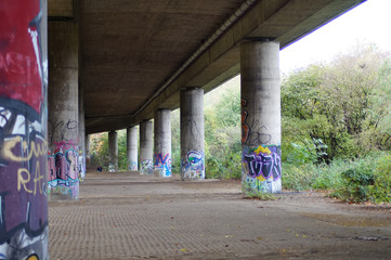 Unter der Konrad-Adenauer-Brücke in Mülheim an der Ruhr