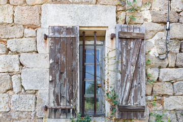 Fenster an einem alten Steinhaus in Frankreich