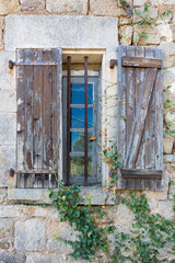 Fenster an einem alten Steinhaus in Frankreich