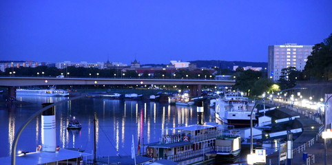 Fototapeta na wymiar Elbufer vor der Brühlschen Terrasse mit Dampfern und abendlicher Spiegelung im Wasser