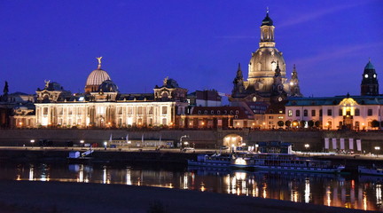 Fototapeta na wymiar Panorama der Brühlschen Terrasse in nächtlicher Beleuchtung