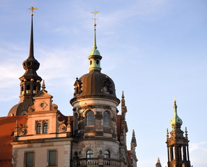 Fototapeta na wymiar Turmspitzen des Residenzschlosses vor blauem Himmel