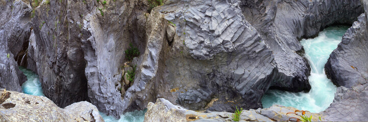 Naklejka premium Alcandara Schlucht mit Basaltgestein, Sizilien, Italien, Europa, Panorama