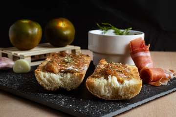Pan tumaca, desayuno español. Pan con tomate, jamón y ajo.