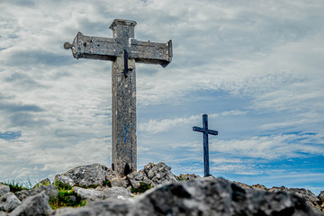 Cima del Monte Ernio, llena de cruces