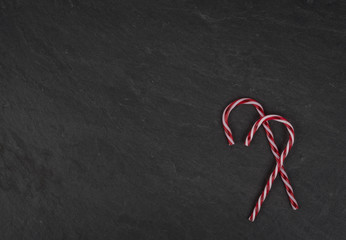 Zuckerstangen auf Schieferhintergrund