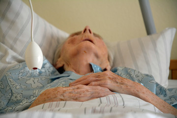Obraz na płótnie Canvas kranke seniorin im pflegeheim