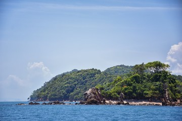 Obraz premium Island, Ocean views near Phuket Thailand with Blues, Turquoise and Greens oceans, mountains, boats, caves, trees resort island of phuket Thailand. Including Phi Phi, Ko Rang Yai, Ko Li Pe and other is