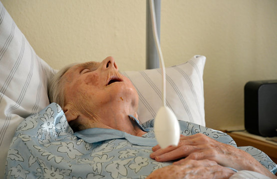 kranke seniorin im pflegeheim