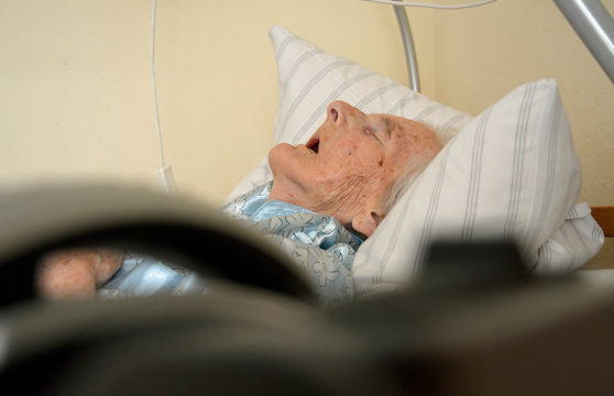 kranke seniorin im pflegeheim