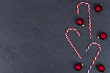 Weihnachtliches Arrangement aus Zuckerstangen und Weihnachtskugeln