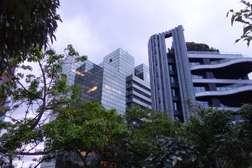 Fototapeta na wymiar large glaß building next to luxury hoten in taipei city