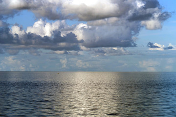 Naklejka na ściany i meble Die Nordsee bei Hooksiel im Nationalpark Wattenmeer bei Flut und blauer Himmel und weiße Wolken - Stockfoto