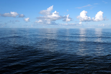 Die Nordsee bei Hooksiel im Nationalpark Wattenmeer bei Flut und blauer Himmel und weiße Wolken - Stockfoto