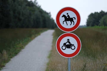 Verkehrsschild Verkehrszeichen Verbot für Reiter und Verbot für Krafträder im Vogelschutzgebiet...