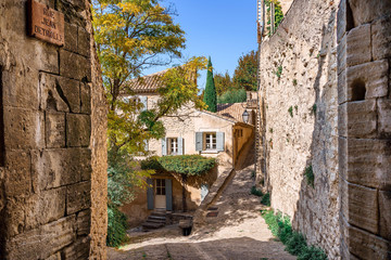 Petite ruelle pavé (calade) de village de Gordes, en Provence, france. - 298718431