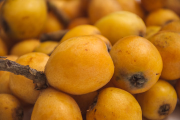 Níspero visto desde cerca, color amarillo, fruta de temporada