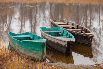 Obraz premium Wooden boats on the river in autumn