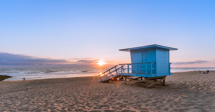 Coucher de soleil sur cabane de sauveteur en mer