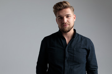 Obraz premium Cheerful fashion man looking forward