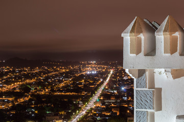 Ciudad en la noche desde el mirador.