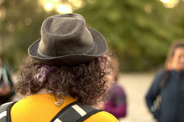 Chica con sombrero en la reunion.