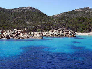 suggestivo panorama dell'isola de La Maddalena in Itlaia, tra mare turchese e scogli rocciosi