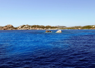 Naklejka premium suggestivo panorama dell'isola de La Maddalena in Itlaia, tra mare turchese e scogli rocciosi