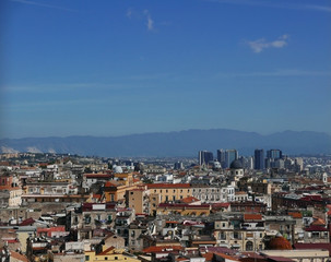 Fototapeta na wymiar vista aerea della bella città di napoli con i tetti affollati