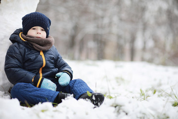 Children in winter park play