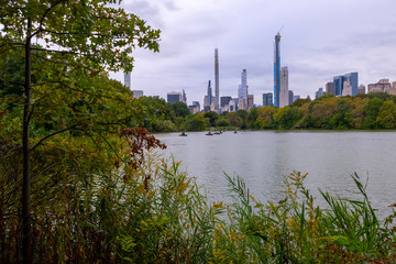 Obraz premium Early autumn color in Central Park South