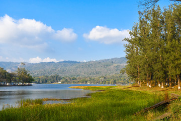 Laguna El Pino ubicado en Santa Rosa Guatemala en el atardecer