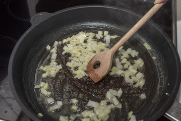 Zwiebelst&uuml;cke beim and&uuml;nsten in der Bratpfanne
