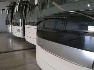 Pullman parcheggiati in un garage