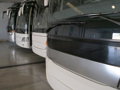 Pullman parcheggiati in un garage