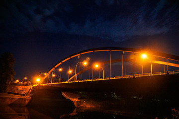 Brücke bei Nacht über einem Fluss der Stadt welche nicht Sydney ist 