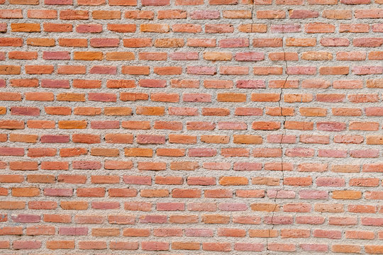 Pared antigua hecha de ladrillos, construcci&oacute;n t&iacute;pica en la ciudad de Madrid. Espa&ntilde;a