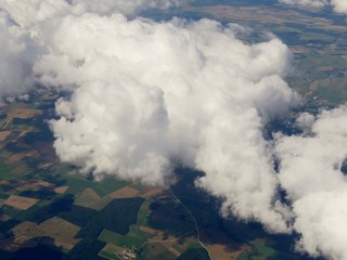 Wolken schweben über dem Land