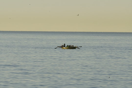 jabega  de remos entrenando en el mar mediterraneo