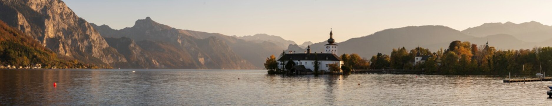 Traunsee mit Schloss Ort in Gmunden bei Sonnenuntergang im Herbst Panorama