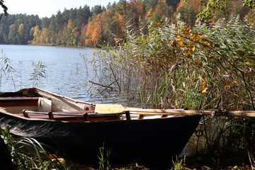 Naklejka na ściany i meble Ruderboot am Seeufer im Herbst