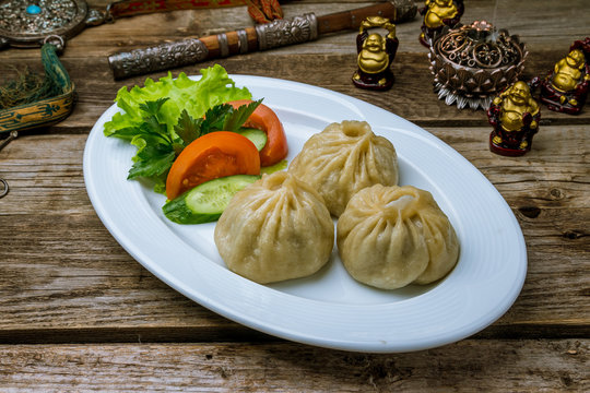 buuzi on plate on wooden table