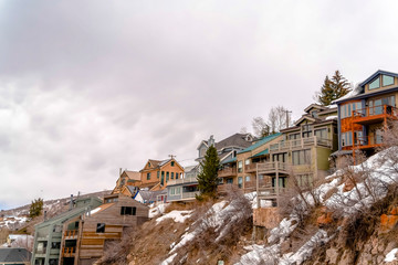 Obraz premium Homes and cabins on the side of a hill in late winter