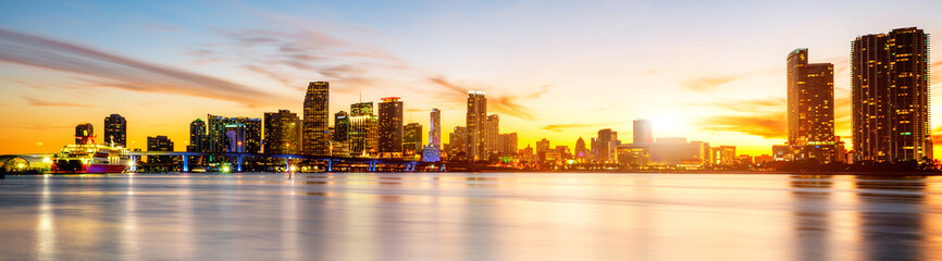 Fototapeta premium Miasto Miami nocą