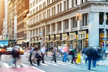 Foto op Plexiglas New York City straatbeeld met menigten van diverse mensen in beweging door een druk kruispunt op 5th Avenue in Midtown Manhattan © deberarr