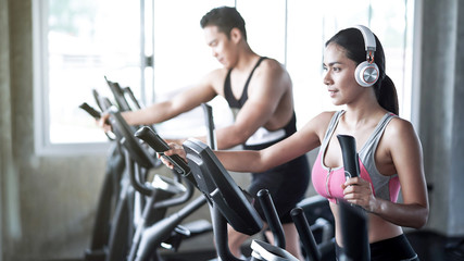 Fototapeta na wymiar Young asia people run on a treadmill in the gym.